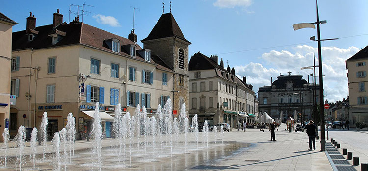 sophrologue Lons-le-Saunier - La Place de la Liberté à Lons Le Saunier by Toutaitanous own work CC BY SA 3.0